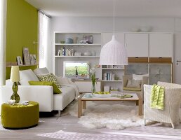 Wohnzimmer in grün-weiß, Sofa, Couch tisch und Schrankkombination