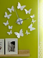 Wanduhr: Zifferblatt aus aufgekleb- ten Schmetterlingen
