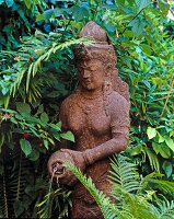 Balinesische Steinfigur gießt Wasser aus