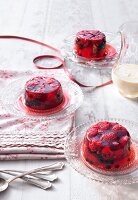 Fruchtterrine aus Himbeeren und Heidelbeeren