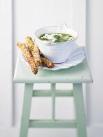 Basilikum-Kartoffel-Suppe mit Spargel im Sesammantel