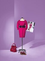Schneiderpuppe: Kleid pink mit Gürtel, Tasche und Schuhe