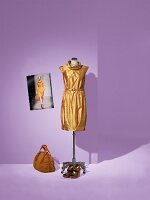 Schneiderpuppe: Seidentaftkleid gold Tasche und Schuhe