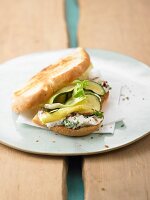 Ciabatta belegt mit Zucchini, Salat und Ziegenfrischkäse