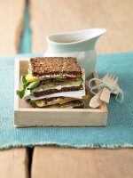 Fitness-Sandwich mit Pfirisch, Bataviasalat, Schinken & Quark