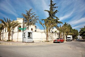 Amman: roter Mercedes am Straßenrand Gebaäde, Palmen