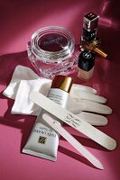 Diverse Kosmetikutensilien: Peeling, Handschuhe, Feile, Nagellack