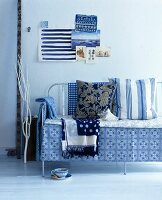 Metall Sitzbank mit Kissen und Decken in Weiß und Blau
