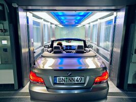 BMW-Cabrio, silber im Glas-Fahrstuhl , BMW Welt München