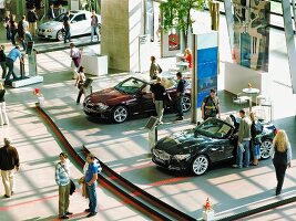 BMW-Ausstellungsraum in der BMW Welt in München