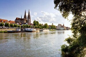 Regensburg: Stadansicht, Blick über die Donau auf Dom, Schiffsverkehr