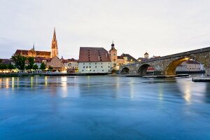 Regensburg: Blick über die Donau, Sa lzstadel, Steinerne Brücke, Dom