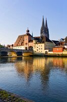 Regensburg: Blick über die Donau, Dom,  Steinerne Brücke