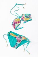 Freisteller, Pop-Art-Bikini, Bandeau blau, rot, gelb