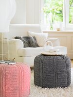 Zwei Poufs mit rosa & grauen gehäkelten Bezügen