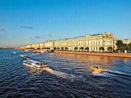 St. Petersburg: Newa, Boote, Eremi- tage, blauer Himmel