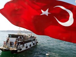 Istanbul: Verkehr, Fähre über den Bo sporus, türkische Flagge