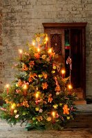 Weihnachtsbaum, Kerzenlicht, Lebkuchen, natürlich dekoriert