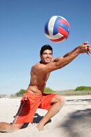 Mann beim Beach Volleyball Netz