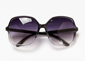 Sonnenbrille mit eckigem Rahmen und Farbverlauf