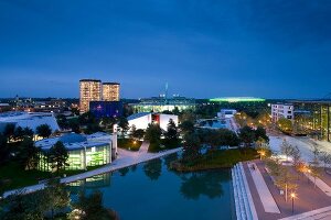 Blick über die Autostadt Wolfsburg auf die beleuchteten Autotürme