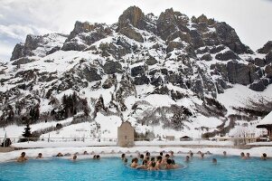 Wallis, Badende in der Lindner Alpen therme in Leukerbad, Gemmi-Felswand