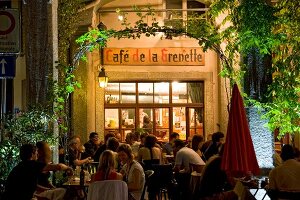 Wallis, Sion, Café de la Grenette, Gäste auf der Terrasse am Abend