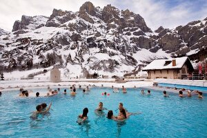 Wallis, Badende in der Lindner Alpen therme in Leukerbad, Gemmi-Felswand