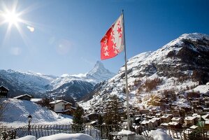 Wallis, Kantonsfahne, Rot und Weiß, das Matterhorn im Hintergrund