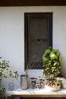 Kleines Gartenfenster mit Gitter, diverse Gegenstände aus Metall