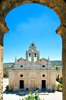 Kreta: Blick durch Torbogen, Kloster Arkádi, Himmel blau