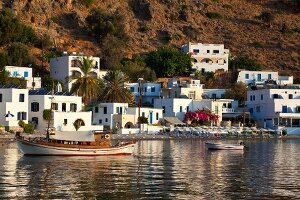 Kreta: Dorf Loutró, Badebucht, Boote Gebäude, sommerlich