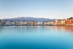 Kreta: Chaniá, venezianischer Hafen, Gebäude, Gebirge, Sonnenuntergang