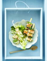 Lachsspiesse mit Pfirsich-Gurken-Salat