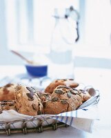 Oliven-Dinkel-Brötchen mit Kürbiskernen