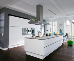 Minimalistische Küche: Hochschränke in Weiß, Kochinsel, geräumig