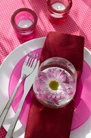 Glas mit Blume, Weinglas, pink 