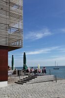 Sylt, Gäste auf der Terrasse des Hotels "Budersand" blicken aufs Meer