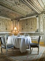 Toskana, Palazzo, Edles Esszimmer, Stühle mit Seidenbezug, Wandmalerei