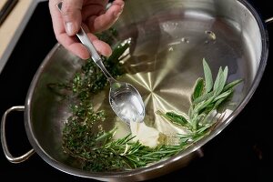Zubereitung Kalbstafelspitz: frische Kräuter in Butter und Olivenöl, Step