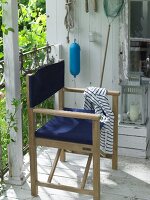 Outdoor-Möbel: Regiestuhl mit Bezug in Marineblau aus Teakholz