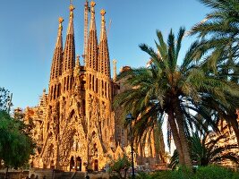 Barcelona: Basilika Sagrada Familia, Geburtsfassade, Himmel blau