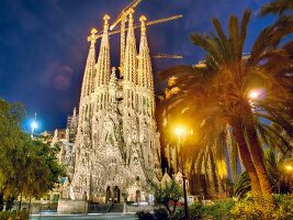Barcelona: Basilika Sagrada Familia, Geburtsfassade, abends, beleuchtet