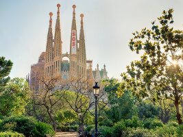 Barcelona: Basilika Sagrada Familia, Geburtsfassade, Himmel blau, SOS