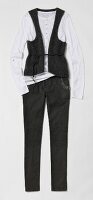 Daisy Lowe: Longsleve-Shirt, Strickweste, schwarze Jeans