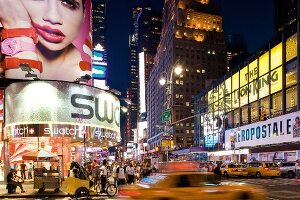 New York: Times Square, abends, Lichter, Reklame, Menschen