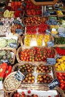 München, Tomaten an einem Stand aud dem Viktualienmarkt