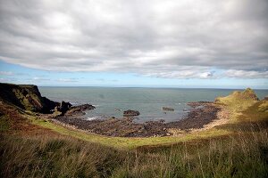 Irland: Antrim-Küste, Meerblick, Felsenlandschaft.