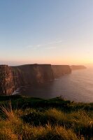 Irland: Cliffs of Moher, Sonnen- untergang, Gitarre, Aufmacher