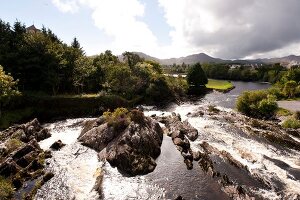 Irland: Ring of Kerry, Fluss durch Kenmare Village.